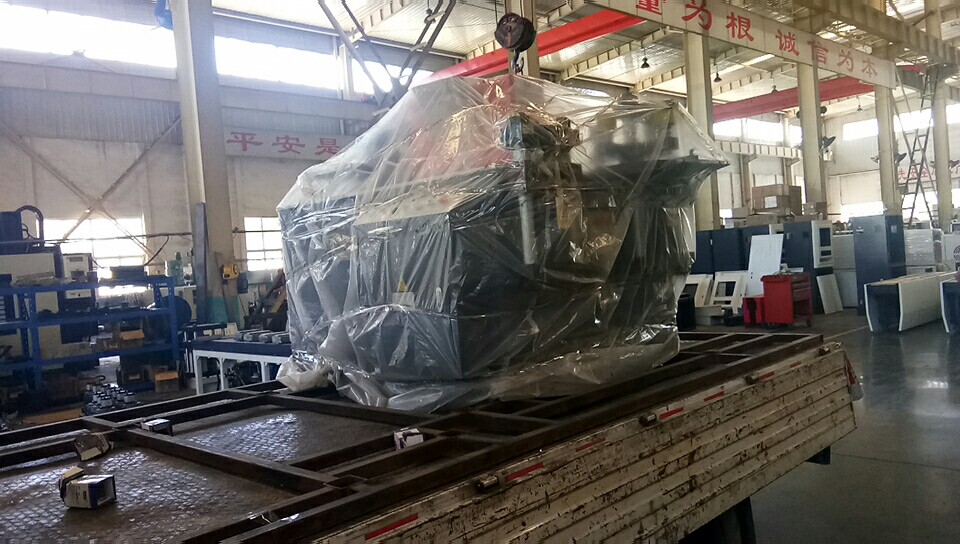 發往江蘇泰州市的數控母排加工機已順利出發