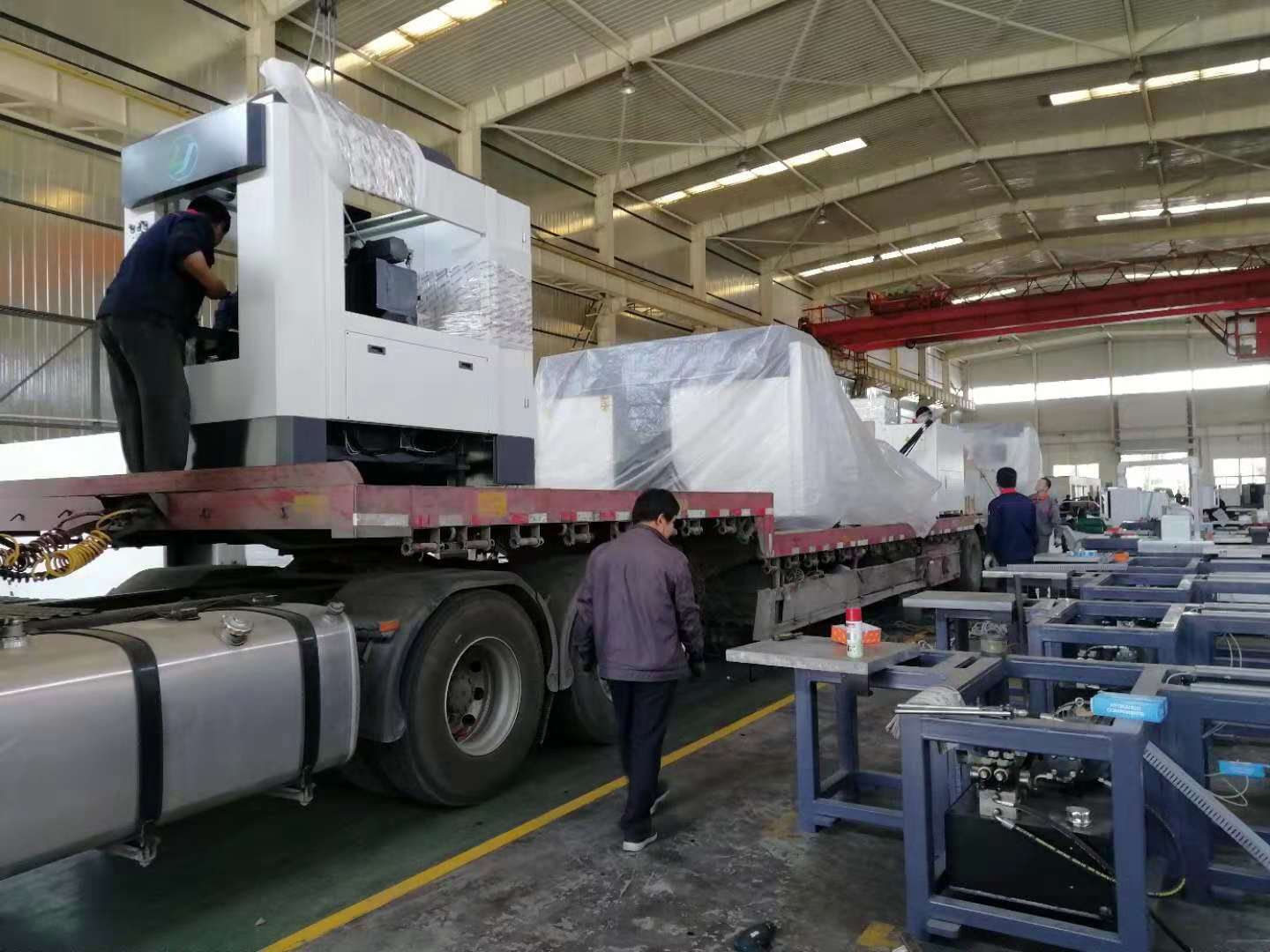 河北承德客戶訂購單的數控母線沖剪機已裝車發貨
