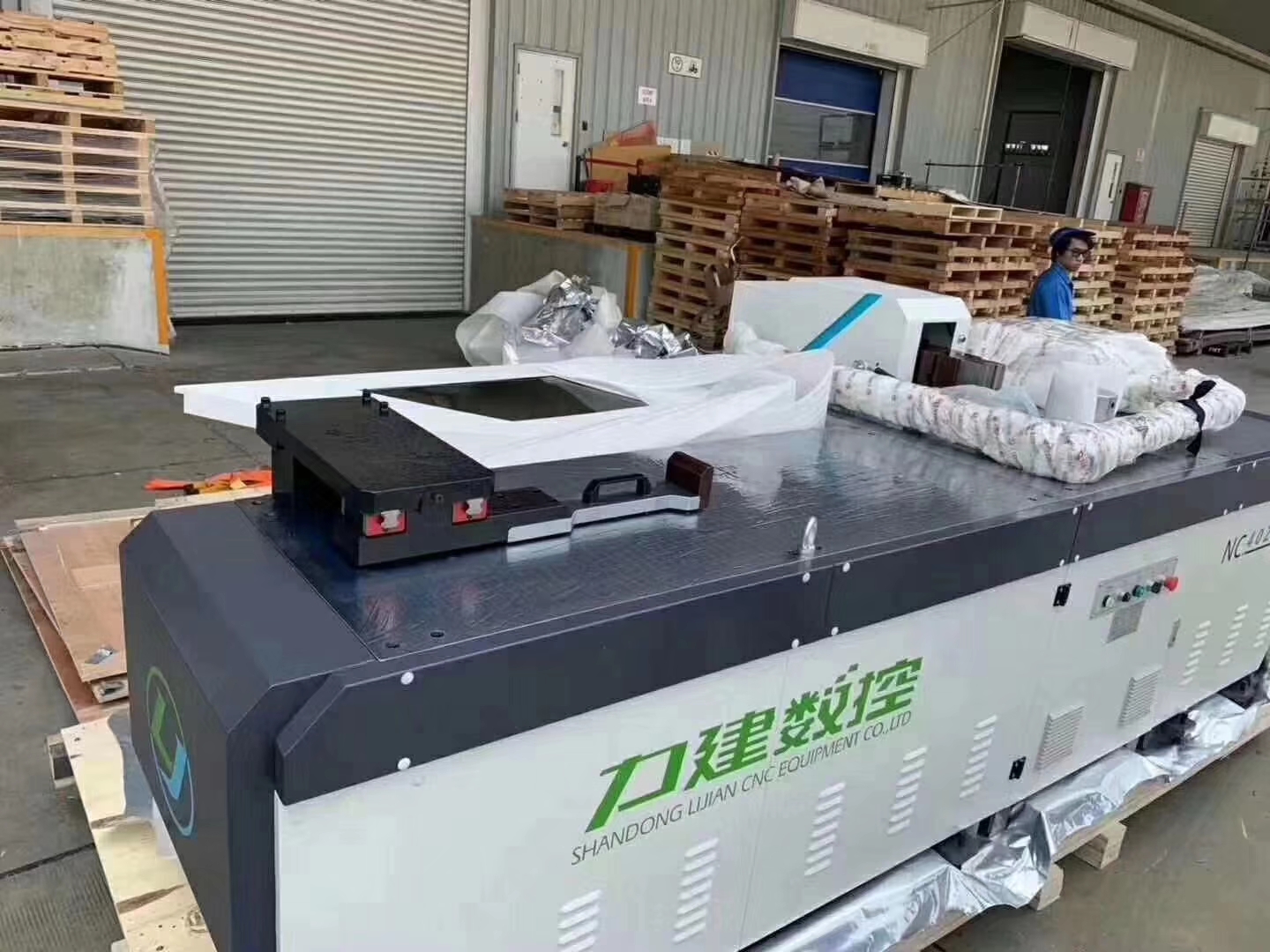 出口新加坡的數控母線加工機已到貨準備安裝調試